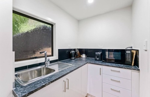 Titirangi Apartment | Discover a Cozy 1BR Retreat in Titirangi with WiFi & Spa