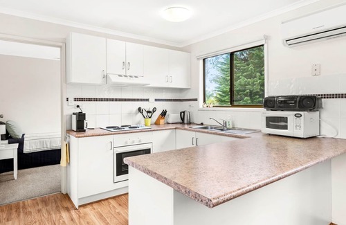 Ventnor House | Seaside Retreat at 21 Lyall Street - Steps to the Beach