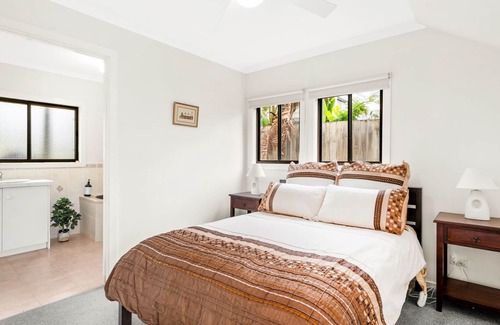 Ventnor House | Seaside Retreat at 21 Lyall Street - Steps to the Beach