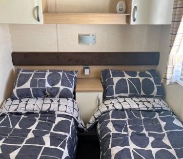 Allhallows Apartment | Riverview Retreat: Family-Friendly Stays with Pool Access