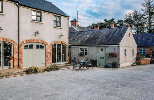Dromore House | Spacious 3-Bedroom House for Families of 10 Guests