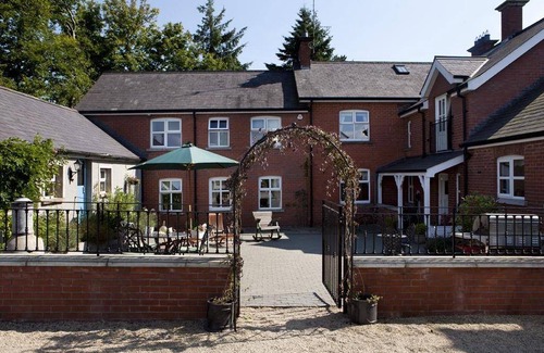 Dromore House | Spacious 3-Bedroom House for Families of 10 Guests
