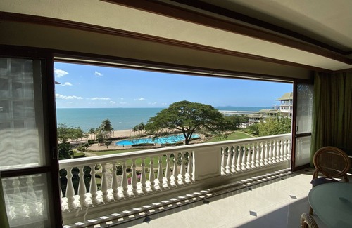 Na Chom Thian Apartment | Beachfront Retreat with Pool and Spa, Close to City