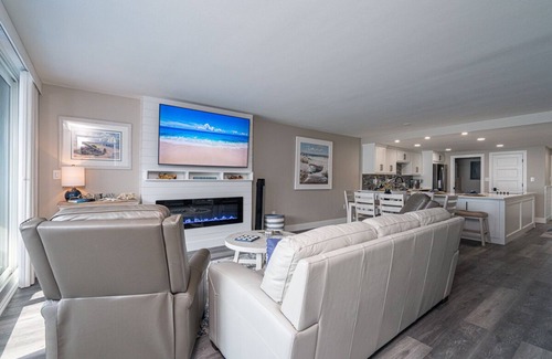 Holiday Isle Condo | Beachfront Haven: Newly Renovated Shoreline Towers Escape