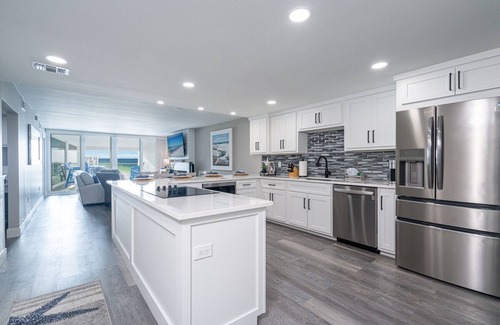 Holiday Isle Condo | Beachfront Haven: Newly Renovated Shoreline Towers Escape