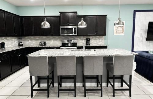 Davenport House | Family-Friendly Fun at Windsor Island Resort with Pool Access
