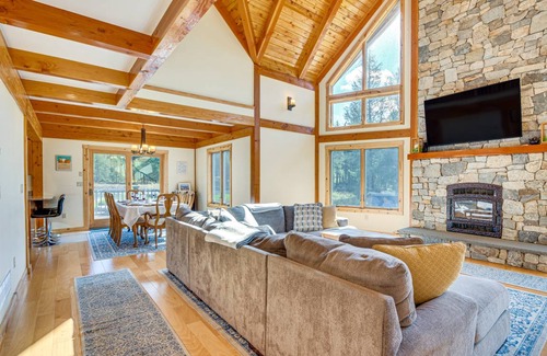Granville Summit House | Spacious 4-Bedroom Lake View House for Family Getaways