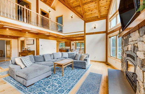 Granville Summit House | Spacious 4-Bedroom Lake View House for Family Getaways