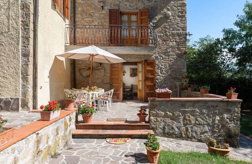 Dicomano House | Spacious 4-Bedroom Apartment for Up to 8 Guests