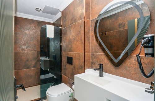 Maltepe Hotel | Remarkable 216 Ruby Suite: Family-Friendly with Spa Access