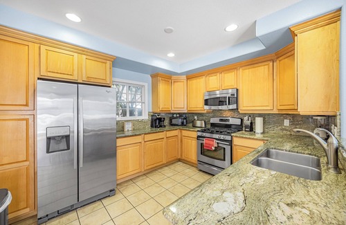 Avalon Condo | Ocean View Haven: 3 Bedroom Getaway with Spa & Wifi