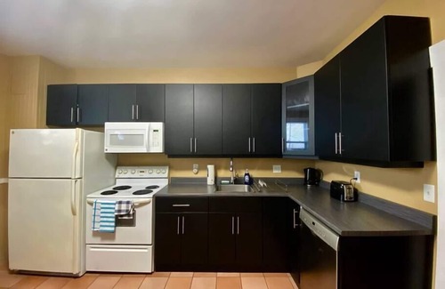 North End House | Spacious 219 T/House with AC, Breakfast & Pet Friendly