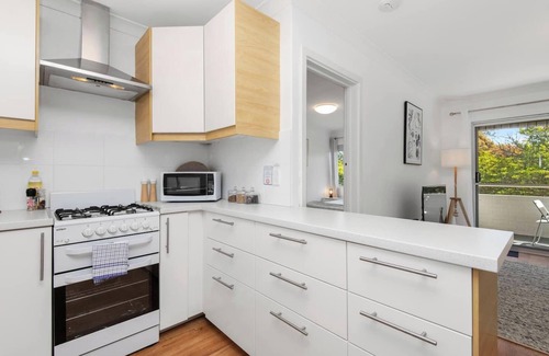 Subiaco Apartment | Top-Rated Subiaco Apartment for Couples with Kitchen & Parking