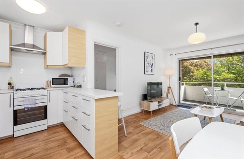 Subiaco Apartment | Top-Rated Subiaco Apartment for Couples with Kitchen & Parking
