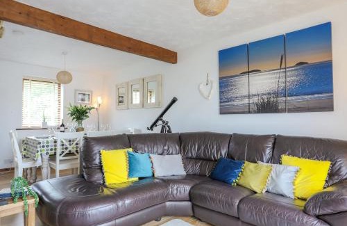 Abersoch House | Pet-Friendly Retreat at 220 Cae Du - Perfect for Families