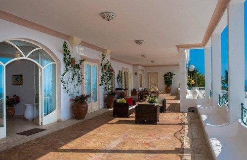 Laurito Hotel | Spacious Family Hotel with 2 Bedrooms for Up to 4 Guests