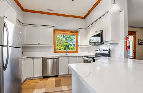 The Blue Mountains Ski Chalet | Inviting 3 Bdrm Dream Chalet with Pool & Mountain Views
