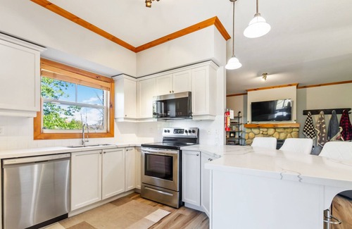 The Blue Mountains Ski Chalet | Inviting 3 Bdrm Dream Chalet with Pool & Mountain Views
