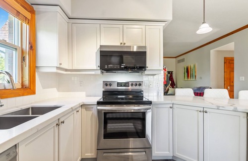 The Blue Mountains Ski Chalet | Inviting 3 Bdrm Dream Chalet with Pool & Mountain Views