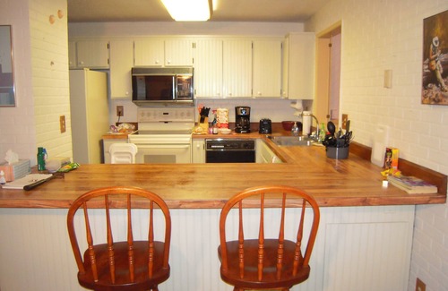 Winchester Bay House | Inviting Winchester Bay Home with Kitchen & Family-Friendly Perks