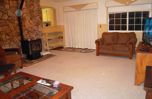 Winchester Bay House | Inviting Winchester Bay Home with Kitchen & Family-Friendly Perks