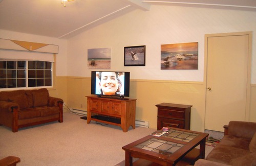 Winchester Bay House | Inviting Winchester Bay Home with Kitchen & Family-Friendly Perks