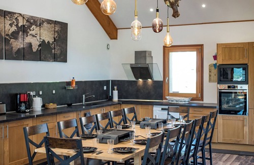 Saint-Jean-de-Maurienne Apartment | 220m² apartment with terrace, for 14 people