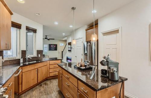 San Rafael House | Ideal Family Retreat at 2226 N Washington St