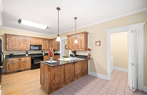 Huntsville House | Spacious House with Kitchen for 12 Guests in Ideal Location