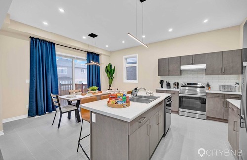 Thorold House | Ideal Family Getaway: 5 Bedroom Home Near Niagara Falls