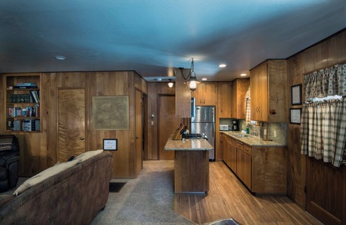 North Wawona Cabin | Serene 23 Arnett's Cabin at The Redwoods In Yosemite