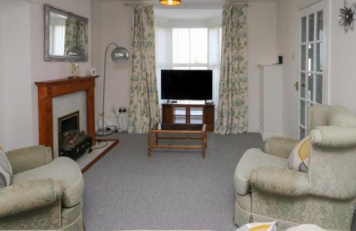 Y Felinheli House | Pet Friendly Retreat at 23 Beach Road - Rated 10/10!