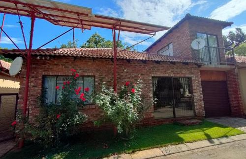 Orkney Apartment | Cozy 23 Wawiel Guesthouse: Pet-Friendly with Pool Access