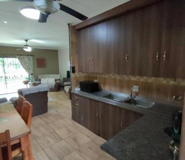 Orkney Apartment | Cozy 23 Wawiel Guesthouse: Pet-Friendly with Pool Access