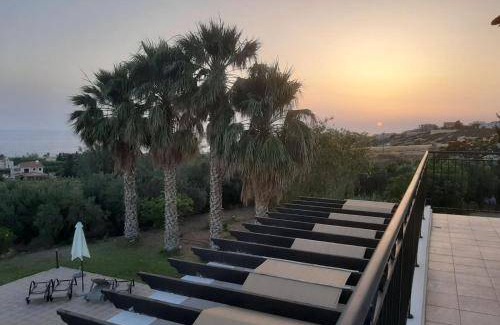 Sea Caves Villa | Spacious 4-Bedroom Villa with Pool for Memorable Stays