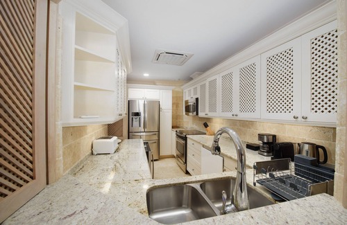Little Battaleys House | 2300 sq. ft. One-Bedroom Luxury Beachfront Suite on the West Coast