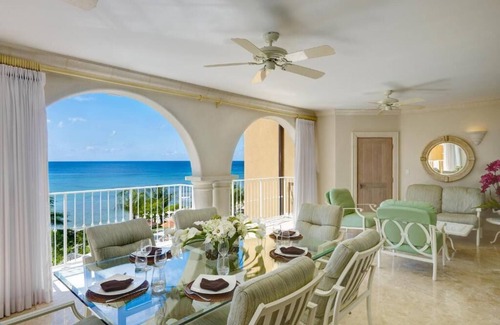 Little Battaleys House | 2300 sq. ft. One-Bedroom Luxury Beachfront Suite on the West Coast