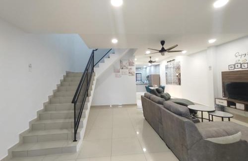 Kemayan Square House | Ideal Family Gathering at 232 Permai Duyung Hotel