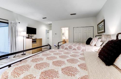 Fernandina Beach House | Charming 2351 Courtside Villas with Pool & Family-Friendly Fun