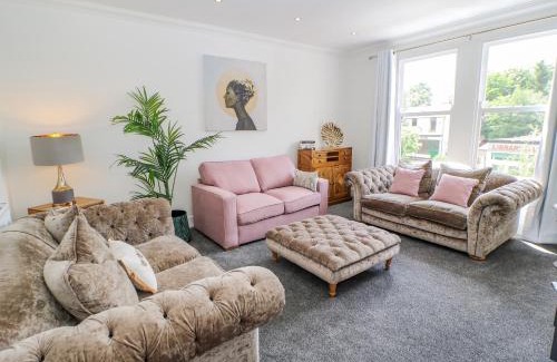 Edwinstowe Apartment | Experience Comfort at 23a High Street - Rated 9/10!