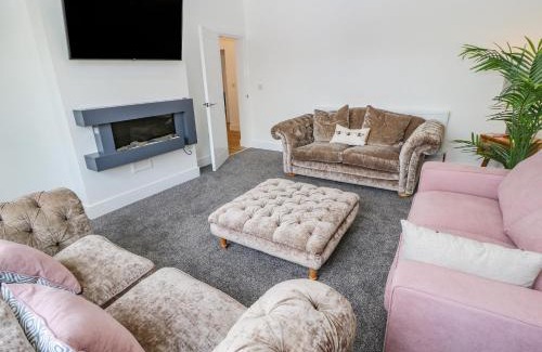 Edwinstowe Apartment | Experience Comfort at 23a High Street - Rated 9/10!