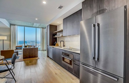 Rainey Street Historic District Condo | Scenic Lake-View Condo with Rooftop Pool & Gym