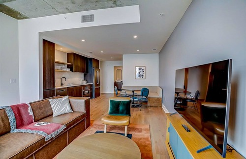 Rainey Street Historic District Condo | Scenic Lake-View Condo with Rooftop Pool & Gym