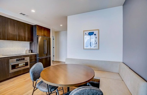 Rainey Street Historic District Condo | Scenic Lake-View Condo with Rooftop Pool & Gym