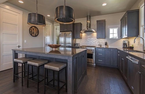 Bend House | Explore Nature Near Downtown - 24-Hour Staff & Amenities