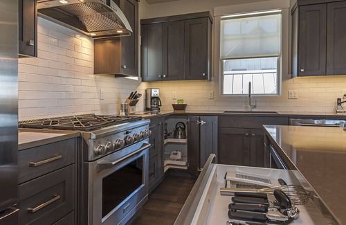 Bend House | Explore Nature Near Downtown - 24-Hour Staff & Amenities