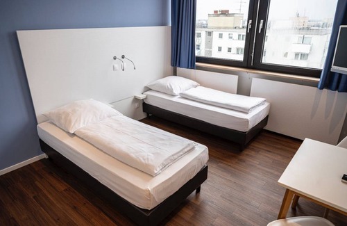 Alt-Moosach Apartment | Cozy 24 m² Apartment with Kitchen for Two Guests