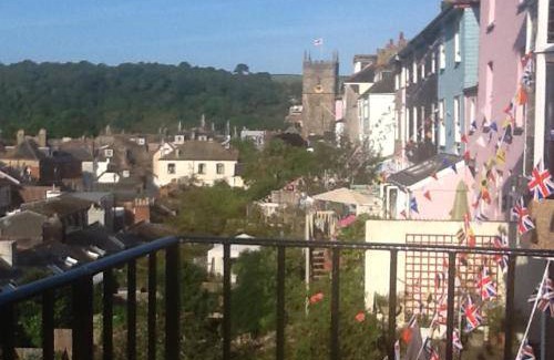 Dartmouth Bed & Breakfast | Cozy Bed and Breakfast for 2 with Kitchen Access
