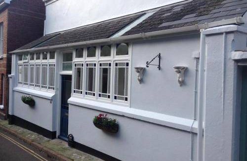 Dartmouth Bed & Breakfast | Cozy Bed and Breakfast for 2 with Kitchen Access