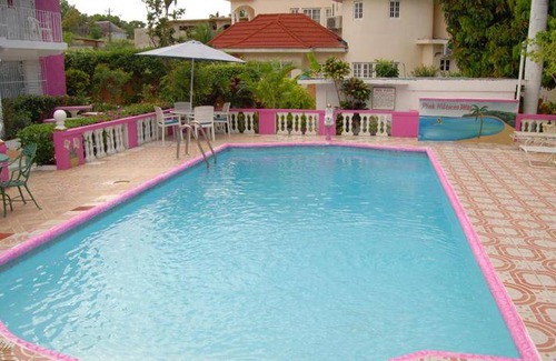 IronShore Estates Bed & Breakfast | Cozy Bed and Breakfast with Pool & Restaurant for 3 Guests